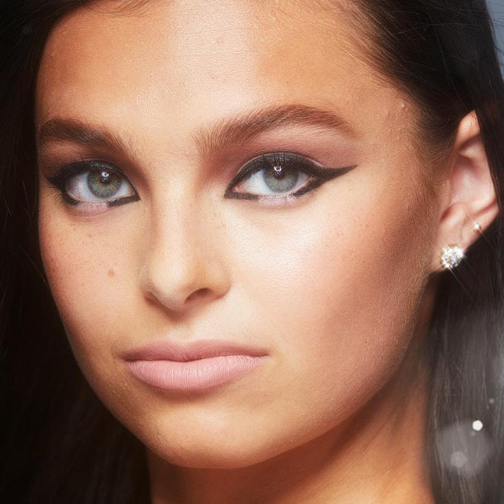 Open winged eyeliner